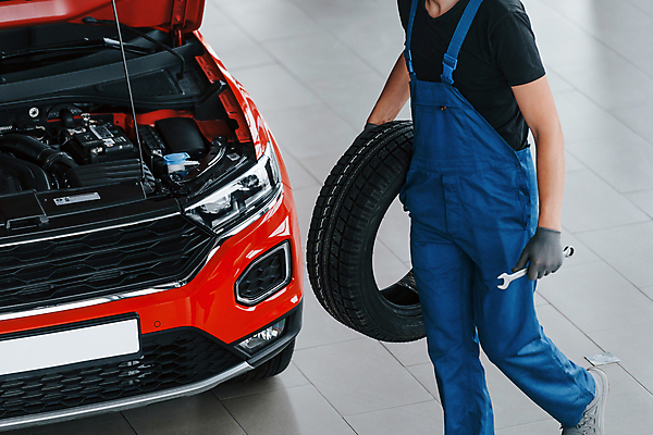 포토 JPG 해외이미지 전신 남자 자동차 한명 성인 옆모습 기계 작업 기술자 수리 고장 타이어 열정 정비공 교체 자동차정비 정비소 성인남자한명만 해외202309 해외포토 직업 1 감정 육상교통 뷰포인트 사람 남자한명만 성인남자만 파일형식