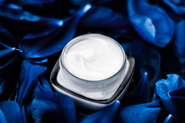 포토 JPG 해외이미지 꽃잎 근접촬영 사람없음 고급 피부관리 파란배경 스킨케어 기초화장품 수분크림 해외202309 해외포토 꽃 뷰포인트 백그라운드 컨셉 파란색 뷰티 화장품 파일형식