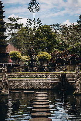 포토 JPG 해외이미지 여자 아시아 종교 문화 호수 섬 불교 건축양식 자연 휴가 휴식 연꽃 풍경 사람없음 건물 물 뷰티 여행객 걷기 궁전 바위 사찰 빌라 발리 인도네시아 신성 무한 보호구역 신앙심 이국적 전국 파라다이스 힌두교 해외202309 해외포토 자연요소 건축물 건축 꽃 나라 컨셉 고건축 종교건축 모션 주택 사람 돌_바위 생태계 구역 파일형식