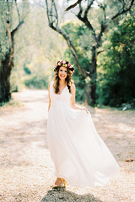 포토 JPG 해외이미지 나무 백인 1 손 드레스 공원 결혼 잎 결혼식 한명 서기 웃음 초록색 컬러풀 화환 흰색 잡기 가운 닫기 올리브 그리스인 스타일 해외202309 해외포토 서양인 식물 옷 공공시설 열매 꽃 컬러 모션 표정 사람 이벤트 신체부위 파일형식