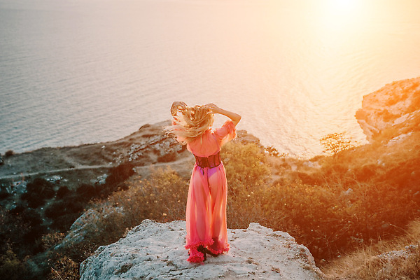 포토 JPG 해외이미지 백인 모델 라이프스타일 응시 여자 행복 감정 얼굴 포즈 자연 건강 한명 미소 사람 야외 빨간색 여름 햇빛 태양 뷰티 유행 일몰 봄 흰색 신선 피부 주근깨 해외202309 해외포토 자연요소 서양인 1 시선 계절 컬러 표정 생활 신체부위 노을 점 생태계 파일형식