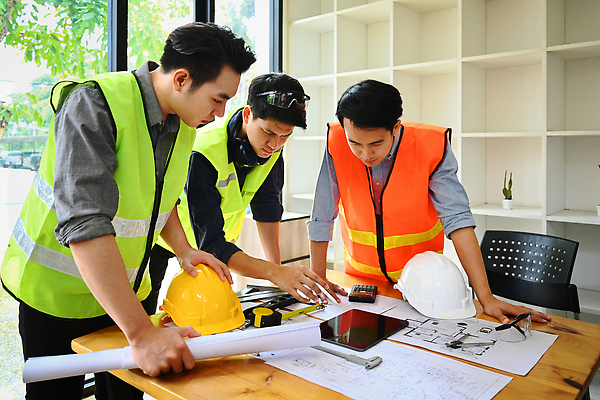 포토 JPG 해외이미지 남자 건축 의자 회의 줄자 동양인 상반신 성인 세명 설계도 안전모 건축가 집중 책상 장식장 안전조끼 성인남자만 해외202309 해외포토 직업 가구 컨셉 비즈니스 건설업 자 사람 인종 헬멧 안전장비 남자만 성인만 파일형식