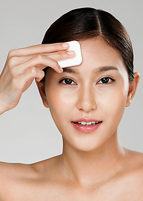 포토 JPG 해외이미지 여자 한명 들기 동양인 상반신 성인 앞모습 화장 뷰티 퍼프 파우더팩트 성인여자한명만 해외202309 해외포토 1 뷰포인트 모션 사람 인종 화장품 여자한명만 성인여자만 파일형식