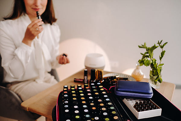 포토 JPG 해외이미지 여자 재료 종류 한명 들기 상반신 성인 화장품 다양 오일 냄새 아로마테라피 테라피 에센스 성인여자한명만 해외202309 해외포토 1 음식 다수 모션 사람 뷰티 여자한명만 성인여자만 파일형식