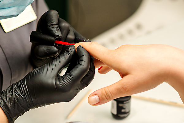 포토 JPG 해외이미지 손 장갑 백그라운드 관리 신체부위 붓 화려 손톱관리 피부 책상 매니큐어 바르기 해외202309 해외포토 잡화 가구 컨셉 모션 사람 화장품 네일아트 파일형식