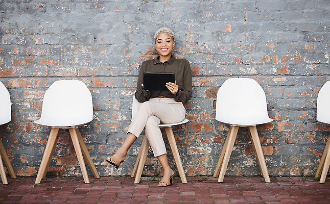 포토 JPG 해외이미지 전신 여자 의자 비즈니스 벽돌 한명 들기 앉기 성인 태블릿 다리꼬기 성인여자한명만 해외202309 해외포토 1 가구 모션 사람 전자제품 스마트기기 여자한명만 성인여자만 파일형식