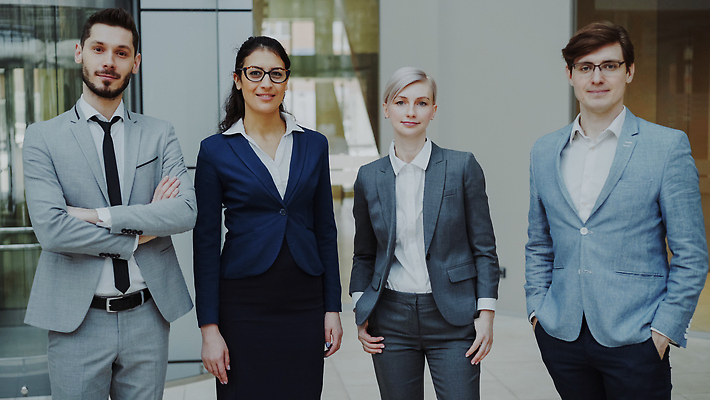 포토 JPG 해외이미지 백인 직업 여자 남자 행복 포즈 회사 비즈니스 사업가 성공 노동자 직장 함께함 서기 사람 정장 여러명 성인 내부 사무실 업무 비즈니스맨 비즈니스우먼 자신감 그룹 대표 동료 경영자 경영 해외202309 해외포토 서양인 옷 감정 다수 컨셉 관계 모션 작업 직장인 리더 파일형식