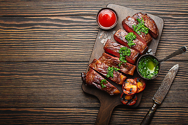 포토 JPG 해외이미지 토마토 육류 스테이크 사람없음 숟가락 신선 나이프 슬라이스 나무도마 나무배경 해외202309 해외포토 식기 백그라운드 채소 식재료 도마 서양음식 수저 목재 칼 파일형식