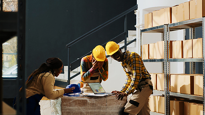 포토 JPG 해외이미지 여자 남자 흑인 노동자 실내 웃음 상반신 성인 앞모습 옆모습 세명 상자 작업 안전모 물류창고 성인만 해외202309 해외포토 서양인 직업 뷰포인트 표정 사람 내부 헬멧 안전장비 창고 파일형식