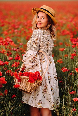 포토 JPG 해외이미지 여자 백그라운드 꽃밭 한명 들기 상반신 성인 옆모습 빨간색 바구니 화려 양귀비 성인여자한명만 해외202309 해외포토 1 꽃 뷰포인트 컬러 컨셉 모션 사람 여자한명만 성인여자만 파일형식