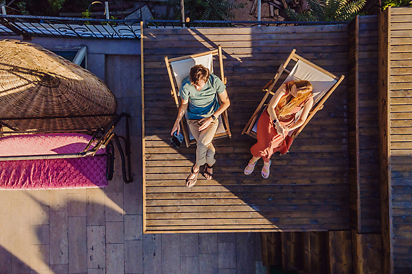 포토 JPG 해외이미지 전신 여자 남자 여행 의자 앉기 풍경 성인 야외 두명 하이앵글 햇빛 야외테라스 성인만 튀르키예 해외202309 해외포토 아시아 뷰포인트 가구 모션 사람 태양 발코니 파일형식