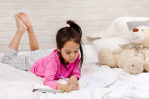 포토 JPG 해외이미지 전신 여자 종이 어린이 엎드리기 베개 한명 곰인형 침실 이불 침대 그리기 사인펜 집중 소녀한명만 해외202309 해외포토 1 인형 가구 컨셉 침구 모션 사람 펜 여자한명만 소녀만 파일형식