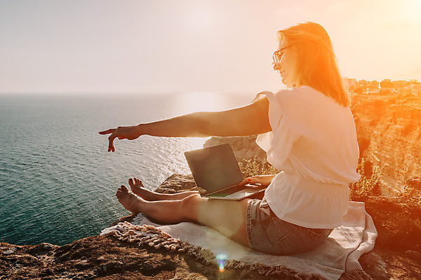 포토 JPG 해외이미지 직업 라이프스타일 여자 행복 커피 바다 여행 인터넷 비즈니스 통신 휴가 휴식 직장 관리 한명 사람 성인 해변 야외 물 노트북 컴퓨터 뷰티 여행객 공책 자유 타이핑 키보드 업무 작업 네트워크 바쁨 멀리 온라인 프리랜서 해외202309 해외포토 자연요소 1 감정 음료 컨셉 회사 문구용품 생활 전자제품 파일형식