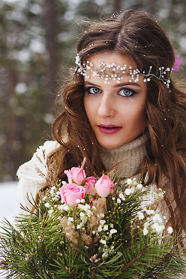 포토 JPG 해외이미지 나무 드레스 여자 신부 꽃다발 한명 상반신 성인 야외 앞모습 설원 화관 머리장식 성인여자한명만 해외202309 해외포토 식물 1 옷 꽃 뷰포인트 결혼 눈_날씨 사람 장식 여자한명만 성인여자만 파일형식