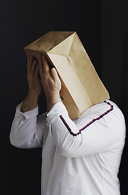 포토 JPG 해외이미지 남자 얼굴 표정 한명 상반신 성인 옆모습 종이봉투 슬픔 가림 좌절 얼굴가리기 성인남자한명만 해외202309 해외포토 1 감정 뷰포인트 컨셉 모션 봉투 사람 신체부위 남자한명만 성인남자만 파일형식