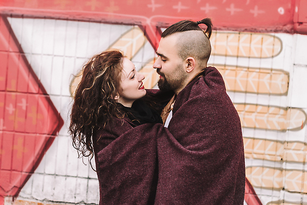 포토 JPG 해외이미지 라이프스타일 커플 여자 행복 2 관계 포옹 휴가 거리 함께함 사랑 서기 미소 사람 야외 두명 뷰티 우정 낭만 코트 가을 표현 잡기 도시 결합 긍정 열정 타운 돌봄 순간 해외202309 해외포토 계절 감정 컨셉 안기 모션 표정 생활 친구 외투 파일형식