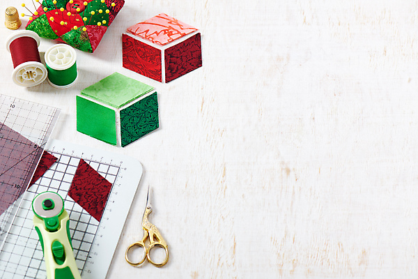 포토 JPG 해외이미지 조각 크리스마스 패턴 장신구 자 취미 사람없음 쌓기 매트 공구 직물 면 칼날 실 바느질 자르기 큐브 오브젝트 질감 회전 다이아몬드 마름모 실타래 골무 커터 퀼트 핸드메이드 해외202309 해외포토 도형 기념일 무늬 모션 문구용품 도구 보석 파일형식