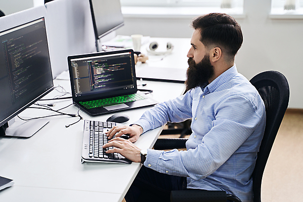 포토 JPG 해외이미지 직업 남자 인터넷 회사 비즈니스 사업가 성공 노동자 수염 직장 한명 사람 앉기 성인 내부 30대 노트북 컴퓨터 사무실 웹 정보 작업 엔지니어 암호 종업원 집중 책상 대학교 바쁨 개발 방법 소프트웨어 심각 프로그래머 프로그래밍 프로그램 해외202309 해외포토 1 가구 컨셉 학교 모션 장년 전자제품 기술자 파일형식