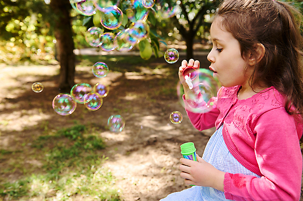 포토 JPG 해외이미지 나무 백인 라이프스타일 긴머리 행복 어린이 한명 사람 야외 뷰티 귀여움 마을 정원 일몰 봄 기쁨 농촌 시골 과수원 불기 화창 해외202309 해외포토 서양인 식물 1 헤어스타일 계절 감정 컨셉 농업 모션 날씨 생활 노을 파일형식
