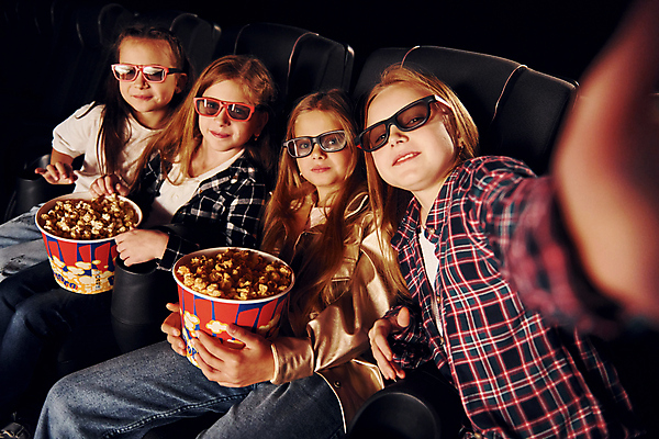 포토 JPG 해외이미지 여자 어린이 의자 들기 앉기 여러명 상반신 앞모습 옆모습 셀프카메라 영화관 영화 팝콘 손뻗기 3D안경 문화생활 영화감상 소녀만 해외202309 해외포토 라이프스타일 안경 뷰포인트 가구 다수 모션 문화예술 사람 사진촬영 감상 극장 여자만 어린이만 파일형식