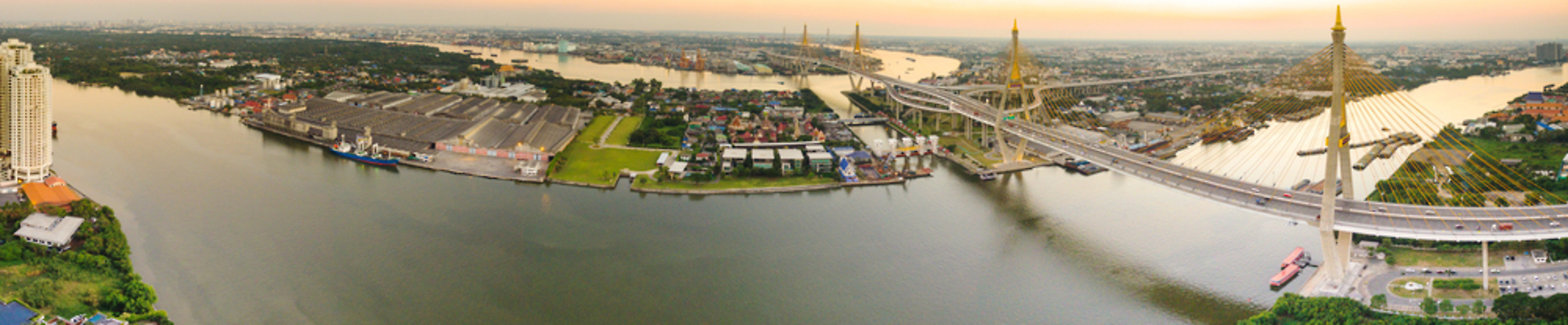 포토 JPG 해외이미지 아시아 태국 안테나 동양인 풍경 사람없음 물 강 도시풍경 성장 도시 방콕 대문 각도 항공촬영 개발 드론 랜드마크 해외202309 해외포토 자연요소 나라 뷰포인트 통신 인종 문 파일형식
