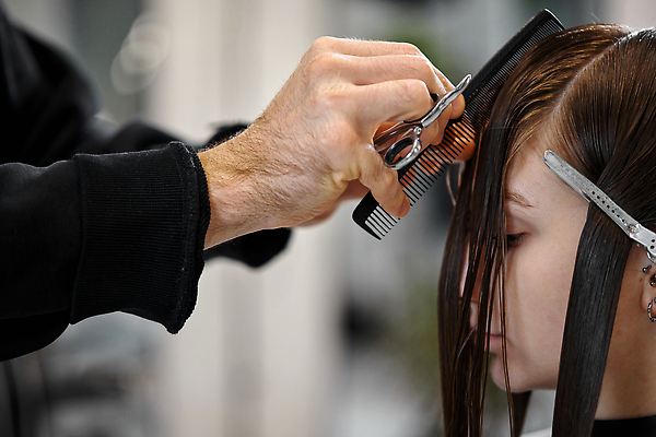 포토 JPG 해외이미지 백인 직업 라이프스타일 긴머리 헤어스타일 여자 남자 행복 청소년 기술 한명 사람 앉기 성인 치료 뷰티 머리 상점 장비 붓 머리빗 업무 화려 닫기 미용실 미용사 이발 자르기 고객 긍정 손질 돌봄 스타일리스트 해외202309 해외포토 서양인 1 감정 컨셉 의학 모션 생활 신체부위 미용용품 작업 뷰티샵 파일형식