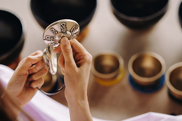 포토 JPG 해외이미지 그릇 손 휴식 들기 아웃포커스 신체부위 고요 명상 오브젝트 싱잉볼 차분 해외202309 해외포토 식기 컨셉 모션 촬영기법 사람 불교용품 파일형식