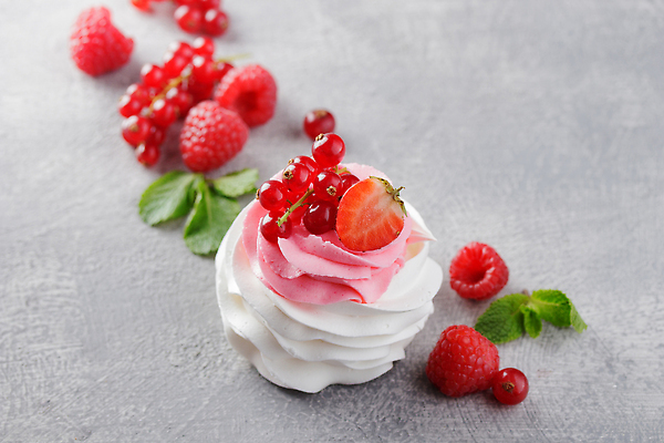 포토 JPG 해외이미지 접시 열매 음식 과일 딸기 디저트 사람없음 컵 케이크 초콜릿 대접 신선 달콤 맛 아침식사 컵케이크 굽기 크림 타르트 페스츄리 맛있는 해외202309 해외포토 식물 식기 빵 컨셉 식사 구이 파이_빵 파일형식