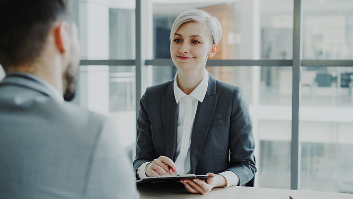 포토 JPG 해외이미지 백인 직업 여자 남자 회사 비즈니스 직장 대화 사람 앉기 정장 성인 두명 사무실 듣기 업무 비즈니스맨 비즈니스우먼 어플리케이션 토론 질문 스마트 경영자 면접 이력서 자원 경영 고용 서류판 정중 지원 채용 후보 해외202309 해외포토 서양인 옷 컨셉 모션 말하기 사무용품 구직 작업 직장인 리더 파일형식