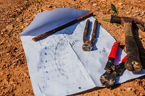 포토 JPG 해외이미지 직업 디자인 산업 종이 백그라운드 비즈니스 건축양식 표면 바닥 사람없음 야외 건물 파란색 세트 갈색 금속 검은색 장비 건설현장 흰색 기구 공구 업무 그리기 계획 망치 인쇄 땅 스케치 오브젝트 그림 질감 먼지 펜치 시트 청사진 공학 단상 땅바닥 철강 프로젝트 해외202309 해외포토 건축물 교육 건축 컬러 컨셉 모션 재질 건설업 미술 도구 작업 파일형식