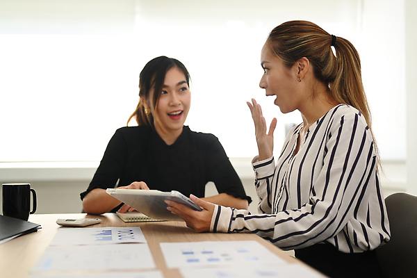 포토 JPG 해외이미지 여자 의자 앉기 상반신 성인 두명 옆모습 컵 태블릿 사무실 공책 놀람 비즈니스우먼 스마트 책상 보고서 성인여자만 해외202309 해외포토 식기 감정 뷰포인트 가구 컨셉 비즈니스 모션 문구용품 표정 사람 전자제품 스마트기기 직장인 여자만 성인만 파일형식