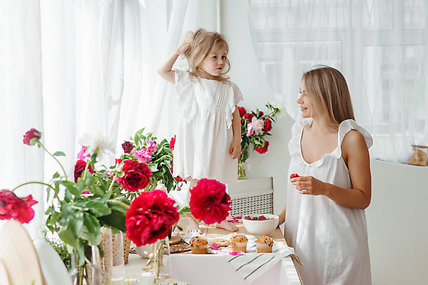 포토 JPG 해외이미지 그릇 원피스 여자 꽃 어린이 상반신 성인 두명 옆모습 금발 흰색 커튼 싱크대 머핀 여자만 소녀만 해외202309 해외포토 식물 헤어스타일 식기 옷 빵 뷰포인트 컬러 사람 개수대 어린이만 파일형식