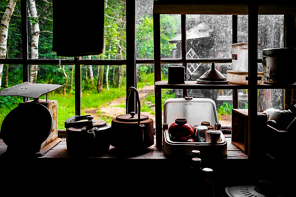 포토 JPG 해외이미지 식기 접시 실루엣 창문 그림자 사람없음 목재 어둠 축하 사발 가장자리 오두막 찬장 폐허 복고 옛날 해외202309 해외포토 나무 가구 컨셉 재료 촬영기법 사기그릇 둘레 파일형식