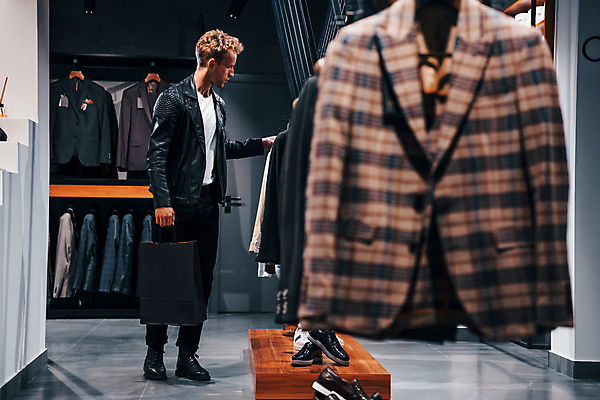 포토 JPG 해외이미지 전신 남자 실내 한명 정장 성인 옆모습 쇼핑 전시 만지기 고급 남성복 옷가게 부티크 성인남자한명만 해외202309 해외포토 1 옷 뷰포인트 컨셉 모션 사람 내부 상점 남자한명만 성인남자만 파일형식