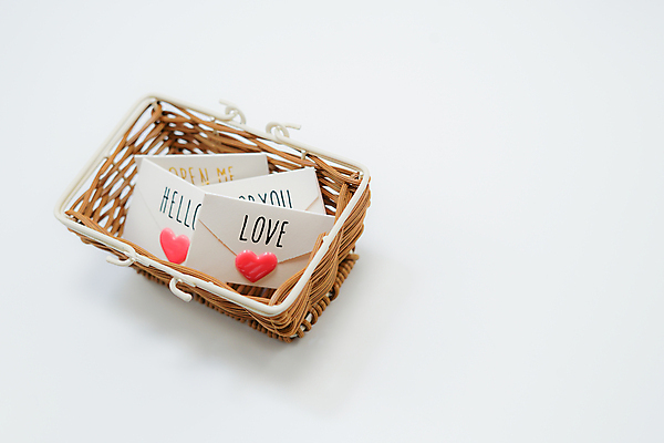 포토 JPG 해외이미지 라이프스타일 문장 백그라운드 패턴 탁자 봉투 주택 실내 발렌타인데이 사랑 미술 앉기 사람없음 장난감 바구니 미니어처 메시지 뉴스 이메일 편지 천 흰배경 핸드메이드 해외202309 해외포토 문자 감정 가구 무늬 모션 데이이벤트 문화예술 내부 건물 생활 모형 흰색 직물 파일형식