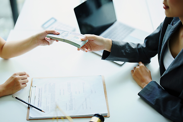 포토 JPG 해외이미지 손 지폐 비즈니스 두명 신체부위 노트북 연필 범죄 책상 주기 획득 부정부패 서류판 해외202309 해외포토 가구 돈 모션 학용품 사람 전자제품 필기구 사무용품 파일형식