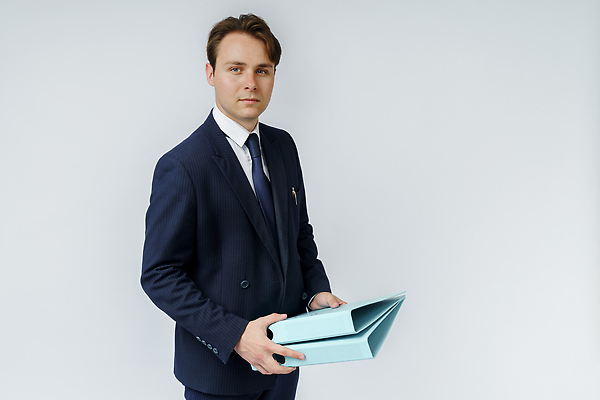 포토 JPG 해외이미지 직업 학생 응시 남자 셔츠 지도 비즈니스 사업가 성공 노동자 실내 한명 서기 사람 정장 금융 경제 사무실 펜 성장 흰색 작업 비즈니스맨 자신감 우아함 대표 종업원 보고서 경영자 리더 문서 상업 폴더 비서 경영 심각 정중 해외202309 해외포토 1 시선 옷 감정 컬러 컨셉 상의 모션 내부 필기구 직장인 파일 파일형식