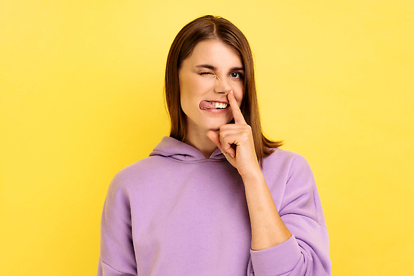 포토 JPG 해외이미지 스튜디오촬영 백인 손 여자 장난 손가락 청소년 실내 한명 사람 놀람 표현 유머 선택 혀 수집 즐거움 호기심 코 감염 유인원 습관 고립 노란배경 바보 못생김 해외202309 해외포토 서양인 1 감정 백그라운드 컨셉 포유류 표정 내부 신체부위 노란색 입 파일형식