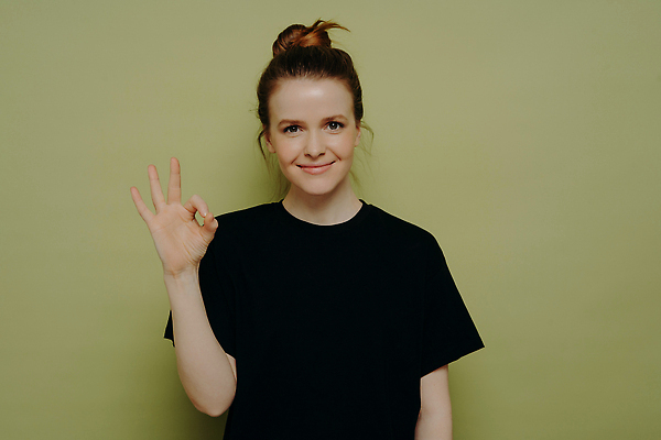 포토 JPG 해외이미지 백인 모델 손 응시 여자 행복 감정 유럽 벽 포즈 백그라운드 티셔츠 실내 한명 서기 사람 성인 10대 초록색 뷰티 기쁨 도시 닫기 달콤 OK 사인 긍정 보여주기 빨간머리 고립 스타일 해외202309 해외포토 서양인 1 헤어스타일 시선 나라 컬러 컨셉 셔츠 모션 청소년 손짓 내부 신체부위 맛 파일형식