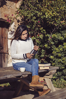 포토 JPG 해외이미지 모자 1 라이프스타일 공원 여자 행복 커피 음료 40대 벤치 날씨 따뜻함 가면 한명 사람 야외 컵 태양 소풍 일출 기쁨 추위 마시기 뜨거움 붓기 차 긍정 직진 화창 힙스터 카피스페이스 해외202309 해외포토 자연요소 식기 잡화 공공시설 패션 감정 중년 컨셉 의자 모션 생활 야외활동 노을 공백 파일형식