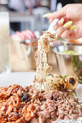 포토 JPG 해외이미지 접시 문화 음식 토마토 탁자 육류 옥수수 사람없음 목재 빨간색 초록색 목사 레몬 과카몰리 해외202309 해외포토 나무 식기 컬러 가구 채소 과일 식재료 재료 곡류 소스_음식 성직자 파일형식