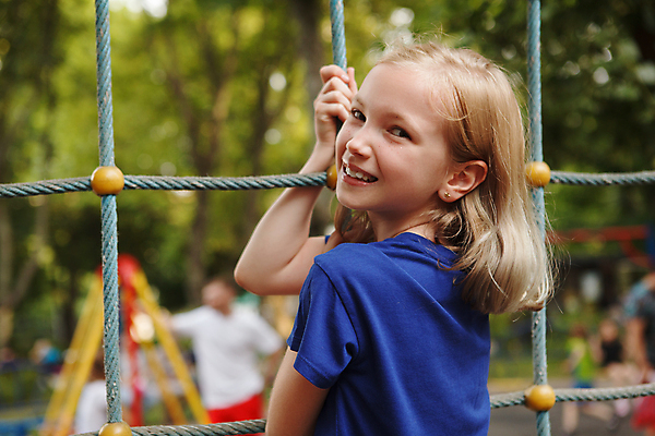 포토 JPG 해외이미지 딸 행복 어린이 가족 놀이 휴가 한명 야외 기쁨 그물 놀이터 해외202309 해외포토 1 감정 관계 사람 파일형식