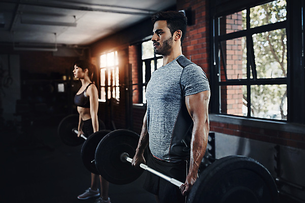 포토 JPG 해외이미지 여자 남자 근육 들기 상반신 성인 두명 옆모습 운동 헬스장 잡기 자신감 역기 성인만 해외202309 해외포토 감정 뷰포인트 모션 건강 사람 헬스 파일형식