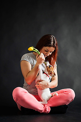 포토 JPG 해외이미지 동물 여자 꽃 행복 백그라운드 장난 포유류 발 놀이 엄마 친절 발렌타인데이 사랑 한명 미소 반려동물 노란색 유행 검은색 낭만 튤립 축하 잡기 입 개 달콤 강아지 작음 테리어 혀 주인 빨간머리 송곳니 기르기 순혈 해외202309 해외포토 식물 1 헤어스타일 감정 컬러 컨셉 가족 모션 데이이벤트 표정 사람 신체부위 맛 치아 크기 돌봄 파일형식