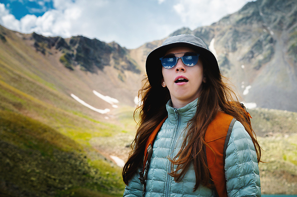 포토 JPG 해외이미지 백인 라이프스타일 여자 얼굴 자연 아침 휴식 건강 피곤 한명 사람 성인 야외 여름 뷰티 맑음 고요 신선 잠 하품 내추럴 해외202309 해외포토 주간 서양인 1 계절 컨셉 날씨 생활 신체부위 생태계 생리현상 파일형식
