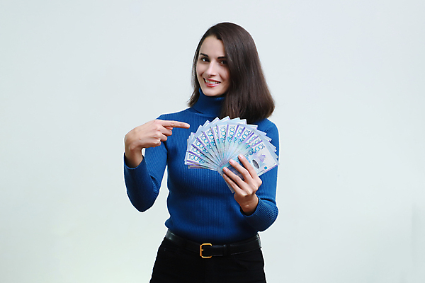 포토 JPG 해외이미지 응시 행복 감정 얼굴 지폐 돈 비즈니스 손가락 성공 관리 한명 파란색 뷰티 어둠 힘 놀람 재킷 꿈 매력적 저축 벨트 최고 업무 10 행운 찡그림 재산 이익 영수증 점수 보물 공유 고립 성격 카자흐스탄 해외202309 해외포토 1 손 시선 잡화 아시아 컬러 컨셉 표정 사람 신체부위 금융 숫자 외투 작업 파일형식