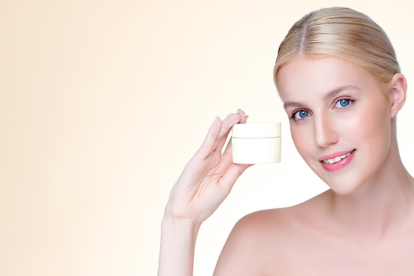 포토 JPG 해외이미지 응시 여자 한명 들기 상반신 성인 앞모습 뷰티 공병 수분크림 성인여자한명만 해외202309 해외포토 1 시선 뷰포인트 모션 사람 화장품 병_담는 여자한명만 성인여자만 파일형식