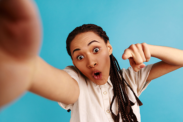 포토 JPG 해외이미지 손 응시 여자 흑인 손가락 청소년 모바일 실내 한명 사람 스마트폰 뷰티 유행 놀람 활발 가리킴 선택 셀프카메라 사진사 사인 흥분 리더 파란배경 충격 온라인 동영상 고립 블로거 셀프 소셜미디어 영상통화 생존 1인칭시점 1인미디어 혼혈 해외202309 해외포토 서양인 1 시선 감정 백그라운드 컨셉 표정 손짓 내부 신체부위 파란색 핸드폰 스마트기기 사진촬영 작가 다문화 방송 통화 파일형식