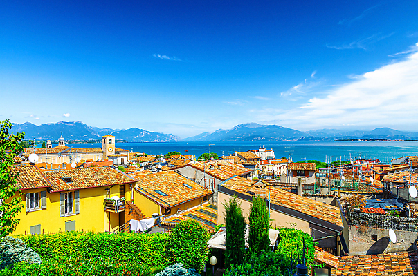 포토 JPG 해외이미지 유럽 호수 시계 여행 백그라운드 건축양식 하늘 지붕 산 안테나 파노라마 풍경 사람없음 건물 빨간색 물 파란색 도시풍경 산타클로스 탑 이탈리아 도시 센터 역사 타일 알프스 대성당 북쪽 마리아 타운 랜드마크 옛날 몬테카를로 해외202309 해외포토 자연요소 건축물 건축 나라 종교 컬러 크리스마스 통신 촬영기법 성당 방향 모나코 파일형식