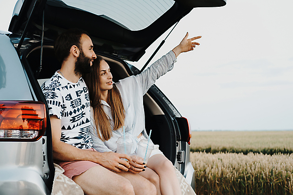포토 JPG 해외이미지 백인 커플 여자 남자 도로 커피 음료 중년 여행 결혼 2 데이트 가족 관계 자동차 결혼식 남편 휴가 수염 함께함 사랑 사람 성인 야외 두명 소풍 시골 아내 칵테일 중앙 주말 해외202309 해외포토 서양인 감정 길 육상교통 컨셉 교통시설 주류 이벤트 야외활동 파일형식